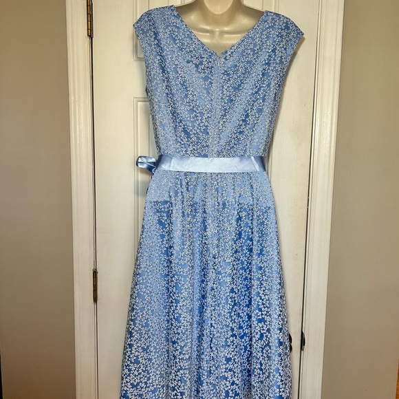 Tahari Sleeveless Carolina Blue White/Silver Sheer Overlay w Ribbon Sash | Sz 4 - Picture 4 of 13